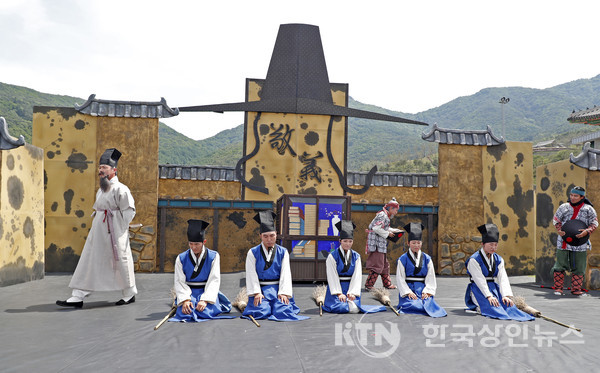 산청 동의보감촌 상설 마당극 남명 조식 공연 장면